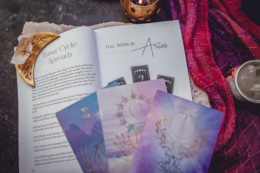 Cosmic Guidance Book of Astrological Tarot Spreads - Bella deLuna